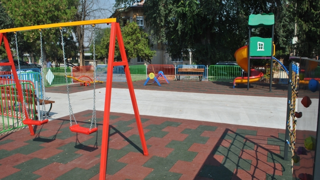 С модерна нова площадка за игра разполагат вече децата в кв. "Тракцията"