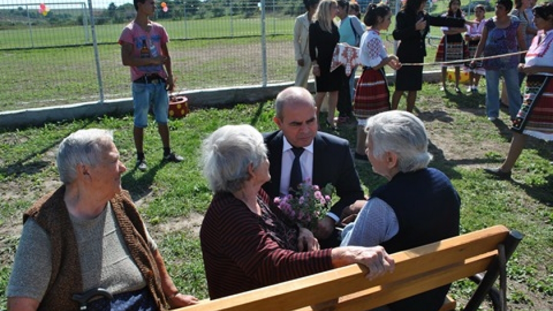 Пламен Стоилов и Венета Недева откриха спортна и детска площадка в Хотанца