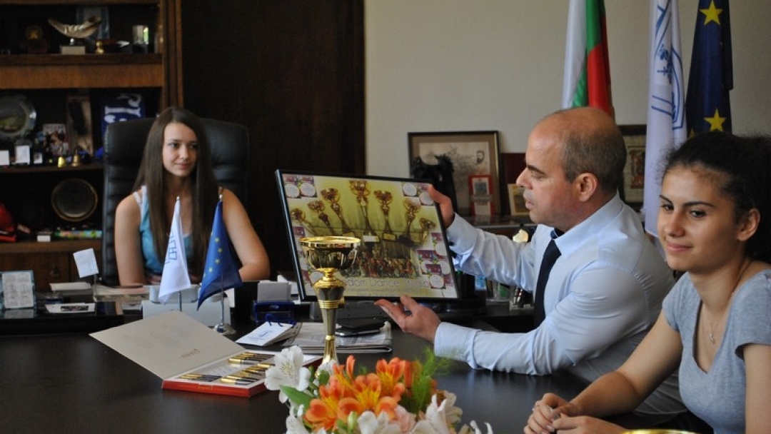 Кметът Пламен Стоилов посрещна носителите на 16 купи от Студио за съвременни танци „Фрийдъм“