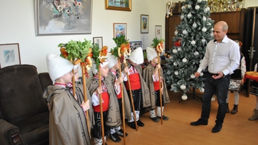Коледари от ЦДГ „Чучулига“ наричаха за здраве в общината