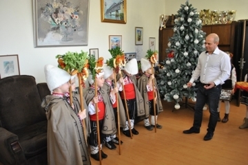 Коледари от ЦДГ „Чучулига“ наричаха за здраве в общината
