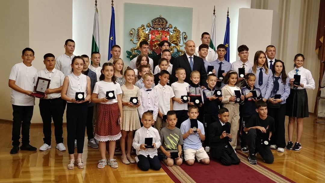 12 русенски ученици бяха наградени от президента Румен Радев за своите спортни резултати