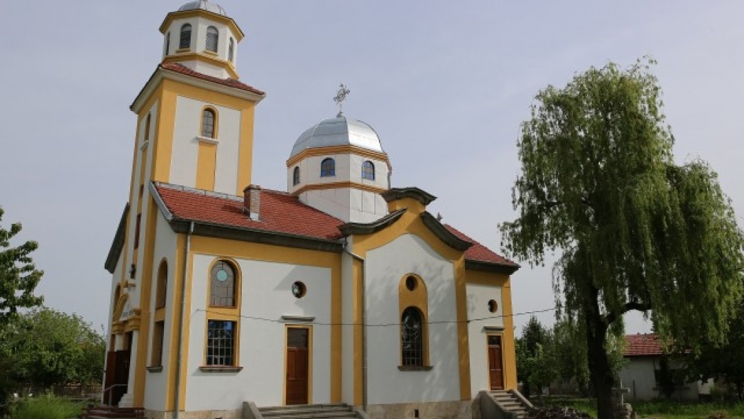 Откриха обновената църква "Св. Архангел Михаил" в с. Сандрово