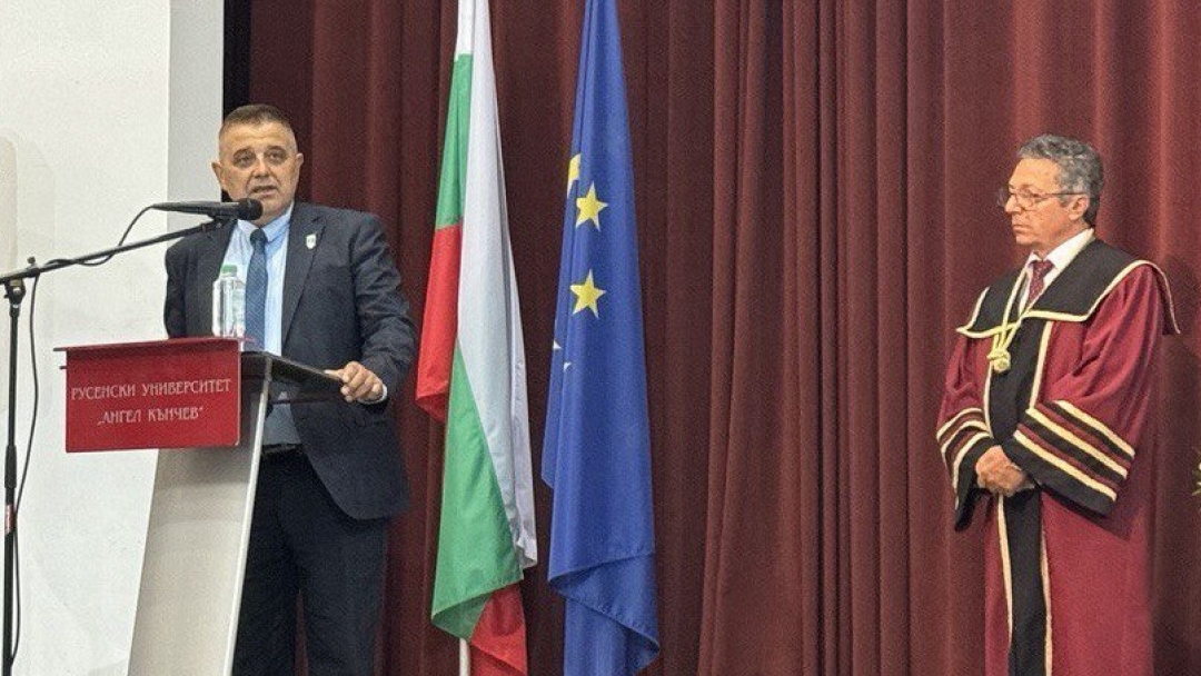 Mayor Pencho Milkov congratulates the Class of 2025 of the University of Ruse