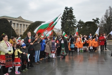 "Аз съм българче" рецитираха 139 деца, родители и педагози пред Паметника на свободата