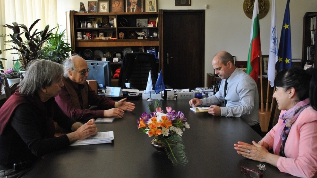 Кметът Пламен Стоилов награди със значка „Русе“ талантливия български виолончелист Венцеслав Николов