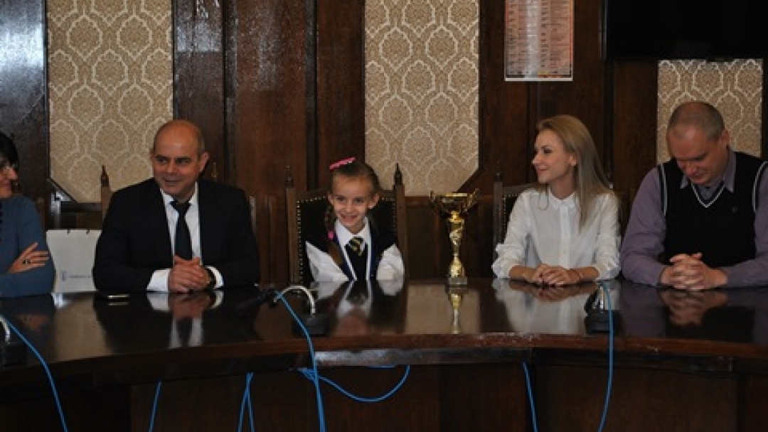 Знаме на Община Русе за 8-годишната шахматистка Диляна Иванова