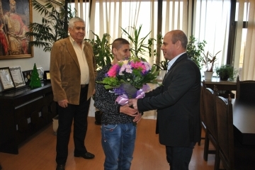 Кметът Пламен Стоилов връчи златна значка "Русе" на европейската шампионка по бокс Севда Асенова