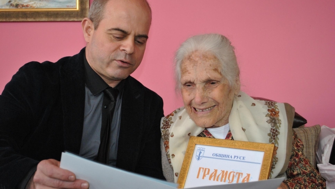 Кметът Пламен Стоилов поздрави лично столетница от русенския квартал „Средна кула“
