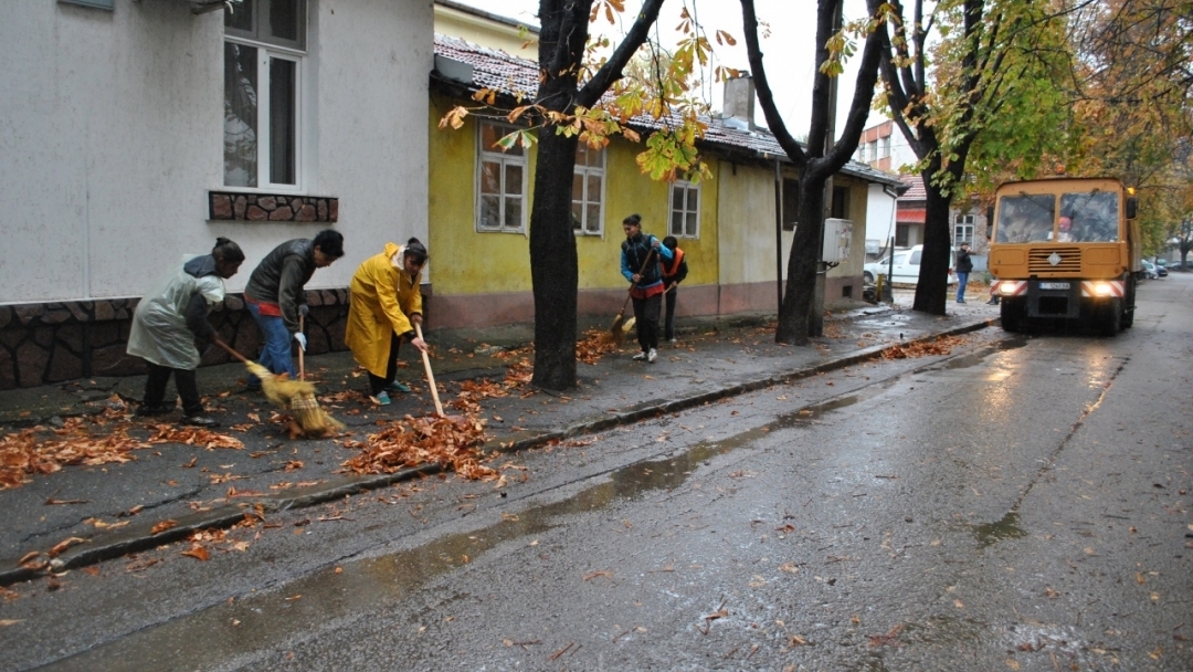 Продължава почистването на улици и тротоари от паднали листа и кестени, както и отпушването на шахти в целия град