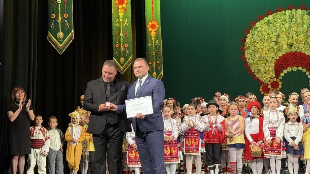 Отличия от президента, кмета и Съюза на музикалните и танцови дейци заслужиха ФТТ „Найден Киров“ и Богдан Донев  