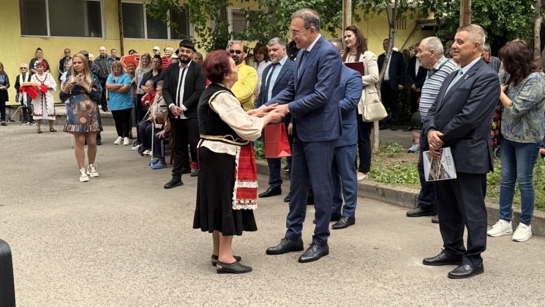 Mayor Milkov and Minister Gutsanov launched a 6.5 million leva renovation at the "Vazrazhdane" Home for the Elderly 