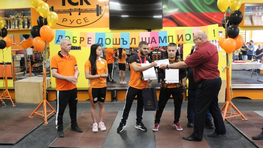 Русе посрещна шампиона по вдигане на тежести Ангел Русев
