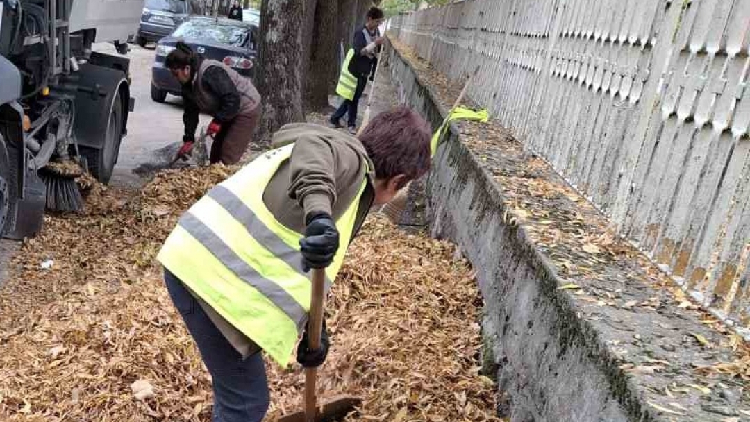 Продължава сезонното почистване на дъждоприемните шахти