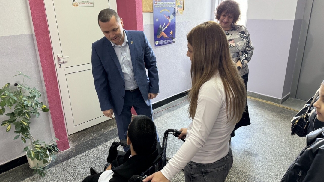 Нов външен асансьор осигурява достъпна среда в ОУ „Васил Априлов“ в Русе