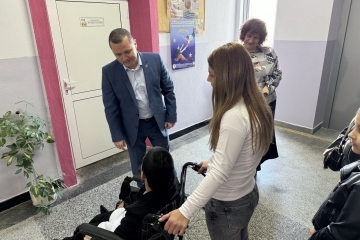 Нов външен асансьор осигурява достъпна среда в ОУ „Васил Априлов“ в Русе