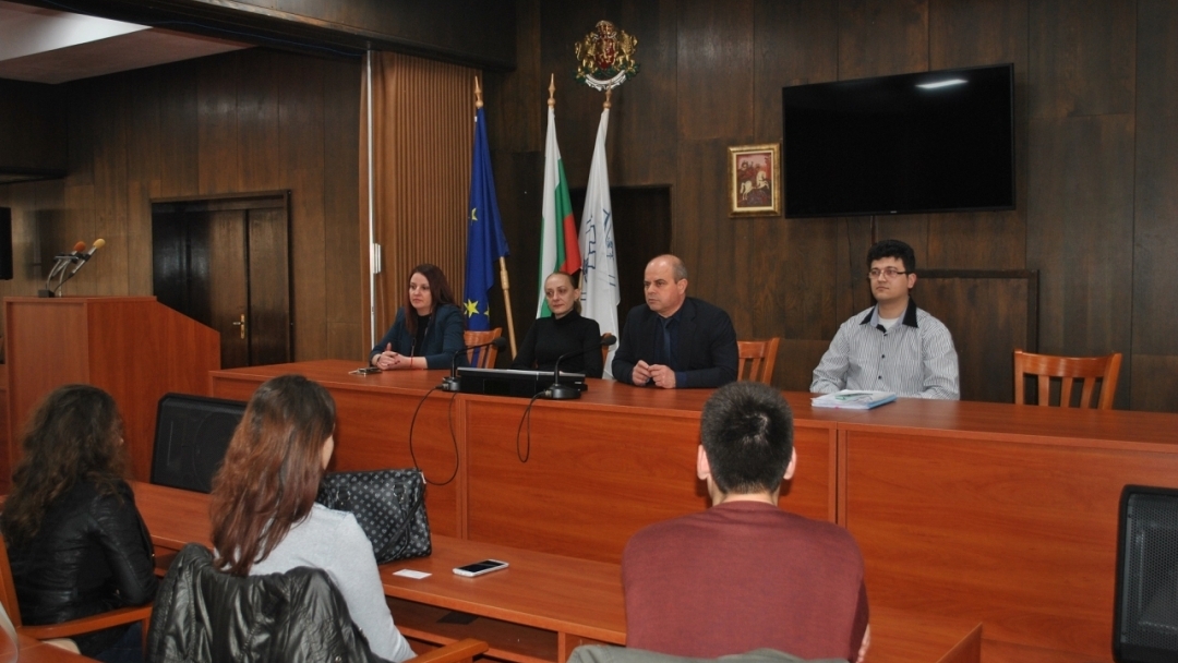 Кметът Пламен Стоилов се срещна с бъдещи юристи от РУ "Ангел Кънчев"