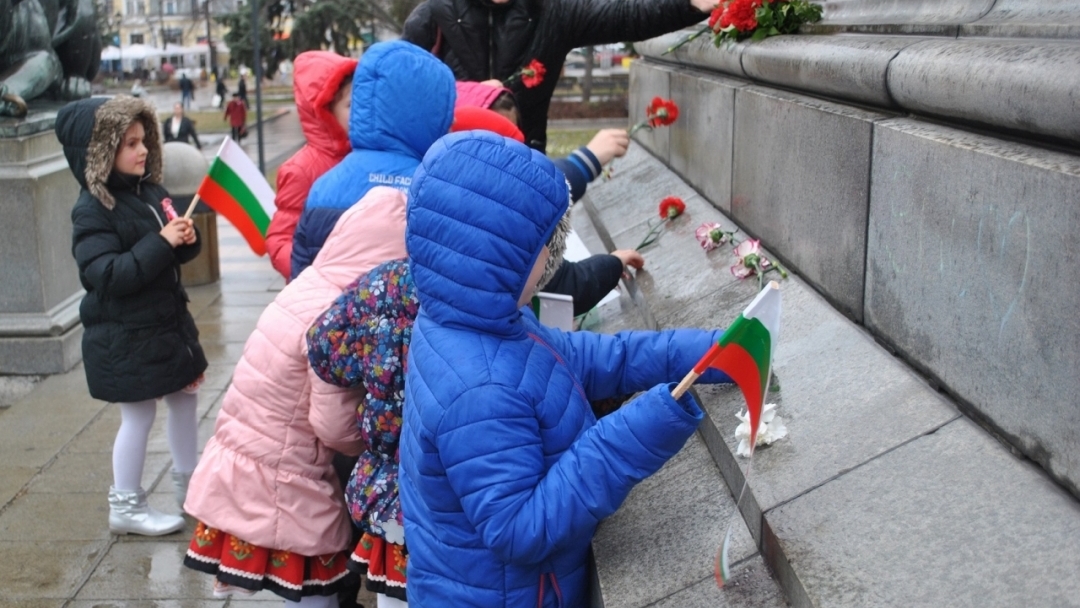 "Аз съм българче" рецитираха 139 деца, родители и педагози пред Паметника на свободата