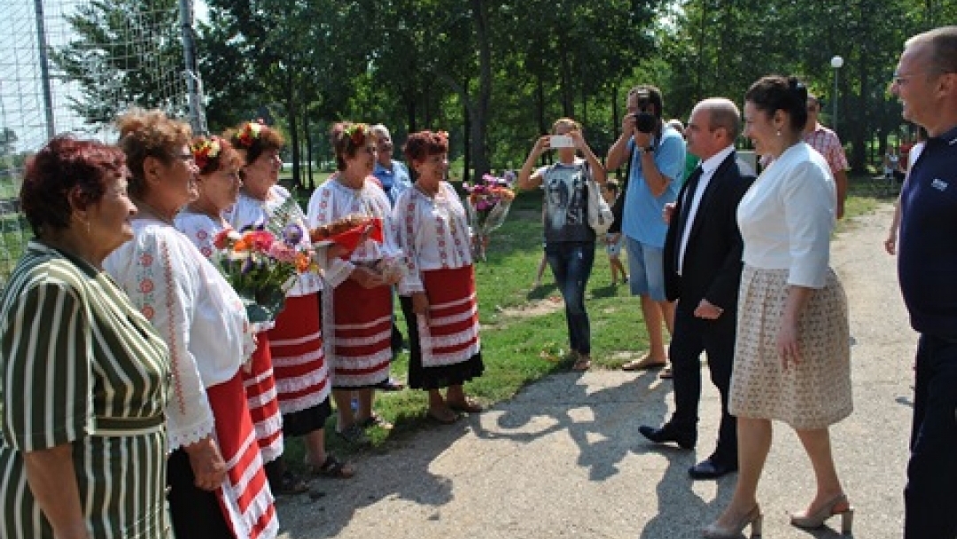 Министър Танева и кметът Стоилов откриха детска и спортна площадка в град Мартен