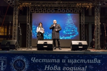 Хиляди русенци посрещнаха новата 2018-а на площада