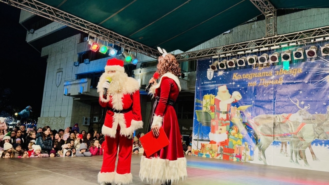 Кметът Пенчо Милков запали светлините на Коледната елха в Русе  