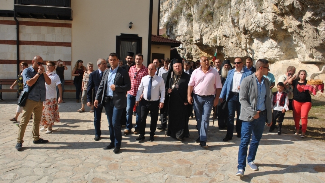 Министър-председателят Бойко Борисов посети обновената църква в Басарбовския скален манастир