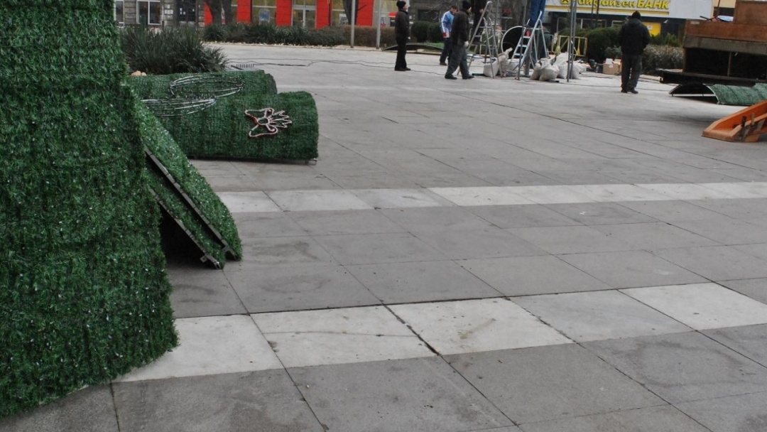 13 метрова led елха украси центъра на Русе 