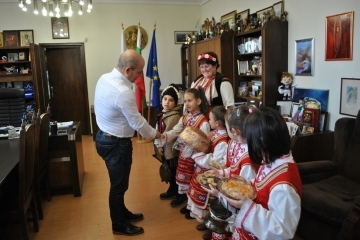 Първи коледарчета поздравиха кмета Пламен Стоилов