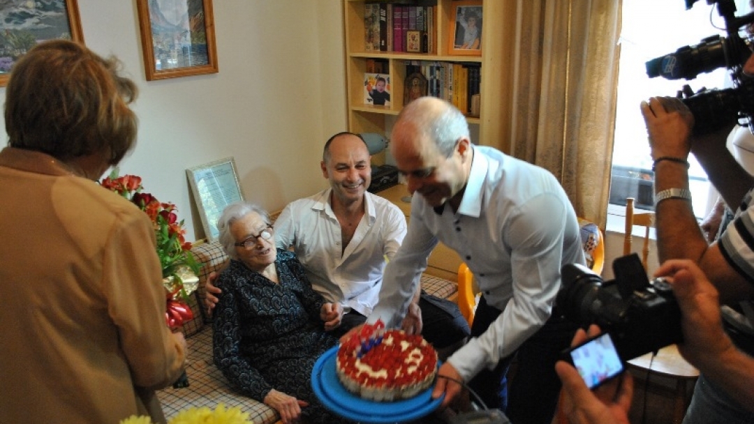 Кметът Пламен Стоилов поздрави 100-годишната баба Иванка