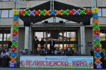 „Великденско хоро” събра стотици русенци в центъра на града  