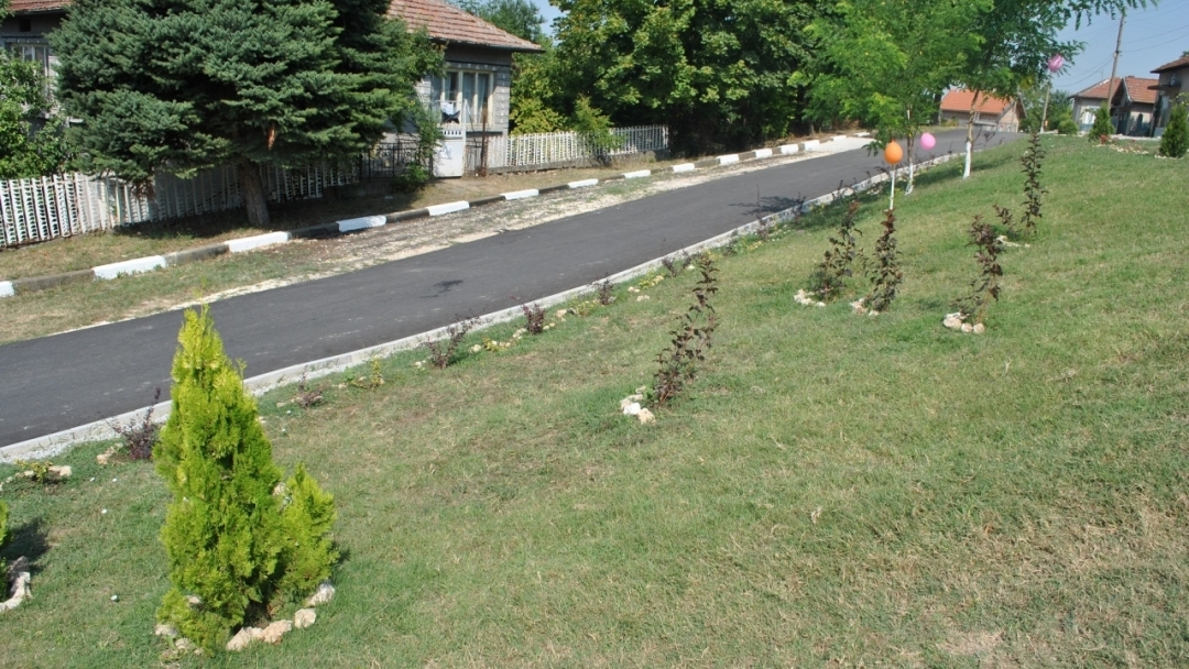 Нова улица и зелени площи в село Хотанца