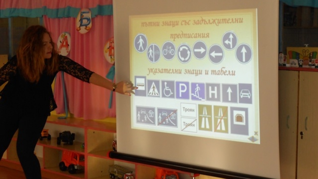 Деца от ЦДГ 'Зора' се учиха да пресичат правилно