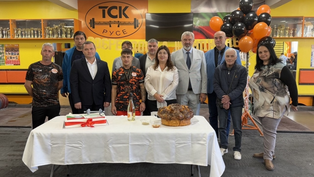 Пенчо Милков награди с почетен плакет вицешампиона от Европейското по щанги Дениз Данев