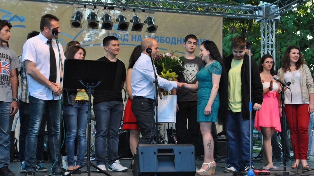 Кметът Пламен Стоилов връчи Награда за иновации на преподавател по информатика