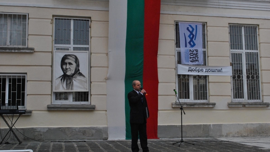 Знамена с логото на кампанията "Русе - град на свободния дух" подари Общината на всички русенски училища