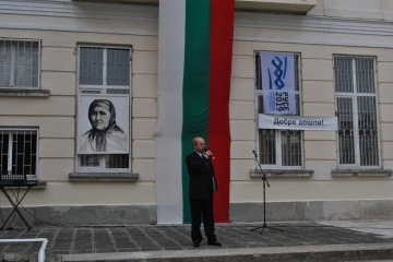 Знамена с логото на кампанията "Русе - град на свободния дух" подари Общината на всички русенски училища