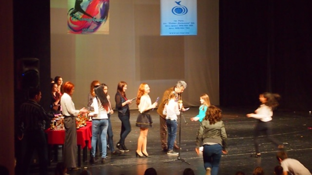 Над 700 танцьори от 35 състава от българия и чужбина участваха в „Танцуваща река“ 