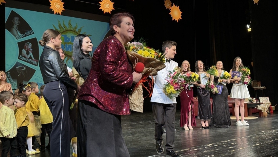 Детска вокална група „Слънце“ изпрати своите абитуриенти с концерт в Доходното здание