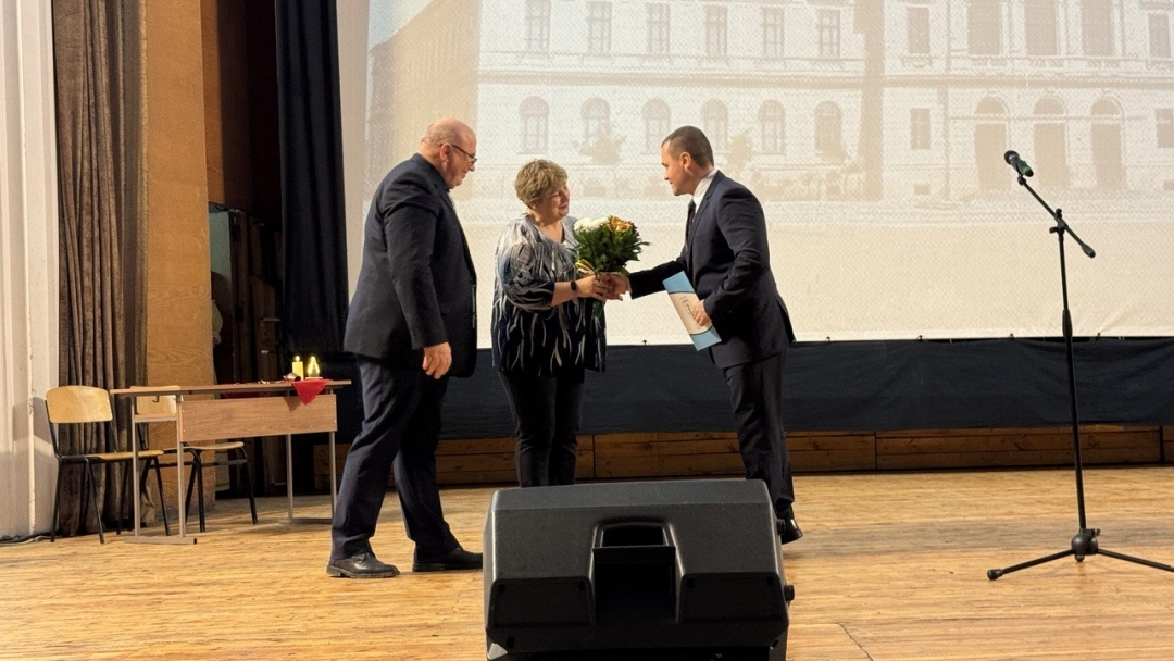 СУ „Христо Ботев“ отбеляза патронния си празник с концерт-спектакъла „Духът на българина“