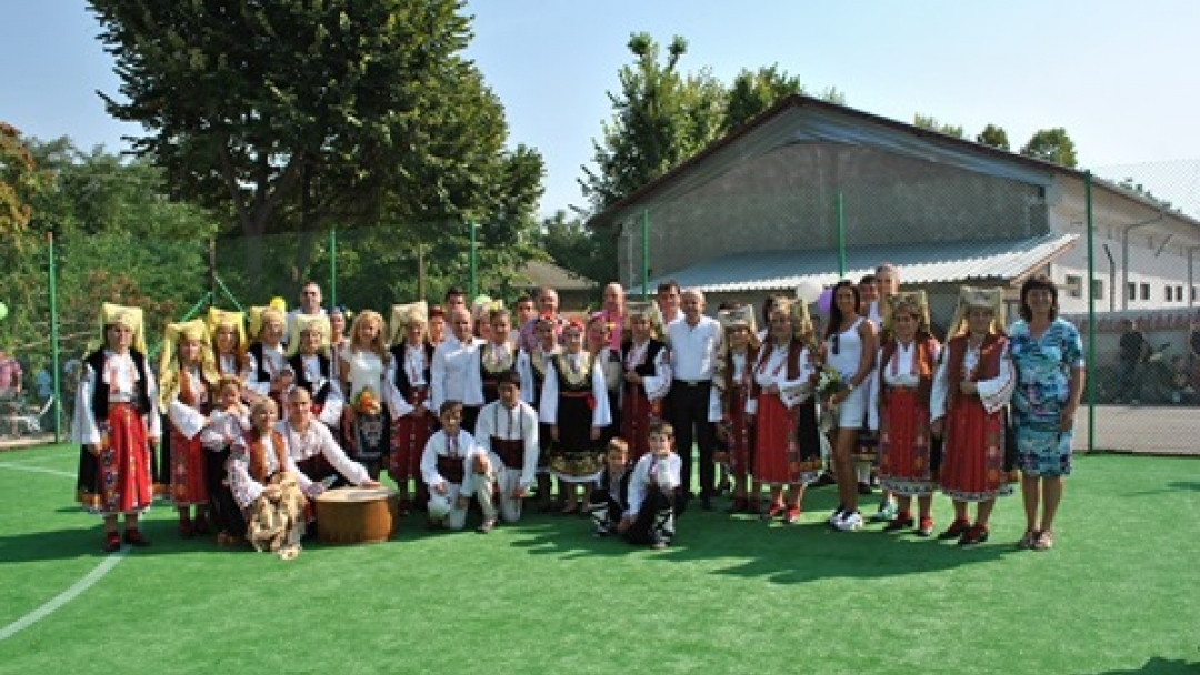 Кметът Пламен Стоилов и зам.-министър Георги Костов откриха спортна и детска площадка в Тетово