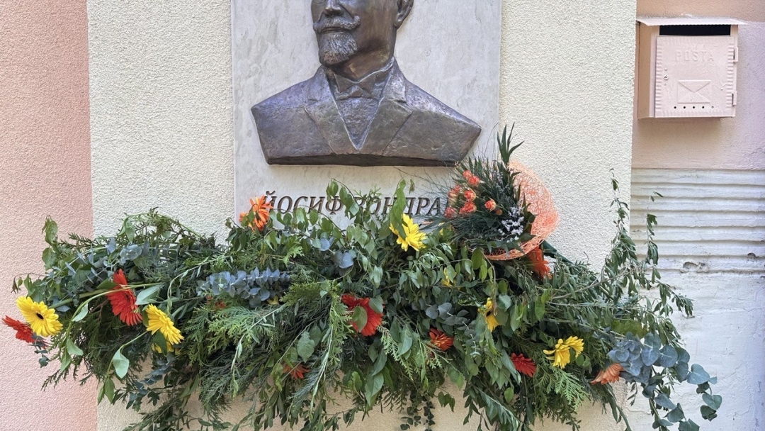 Кметът Пенчо Милков откри барелеф на Йосиф Вондрак за 130-ата годишнина на едноименното училище в Русе