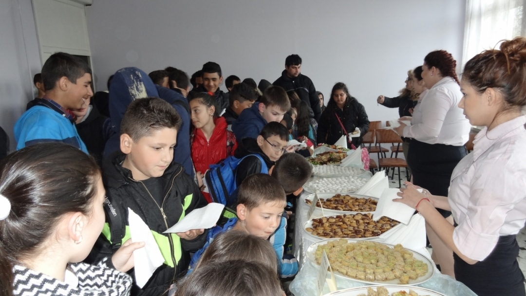 Фестивал "Сцена под небето" и изложба с традиционните за различните етноси кулинарни изделия по случай 8 април - Международния ден на ромите