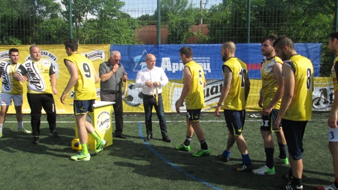 кметът Пламен Стоилов награди отбора на 'Мечките - Булмаркет', който е тазгодишният победител в първия регионален финал от шестото издание на 'Ариана Аматьорска лига' в Русе