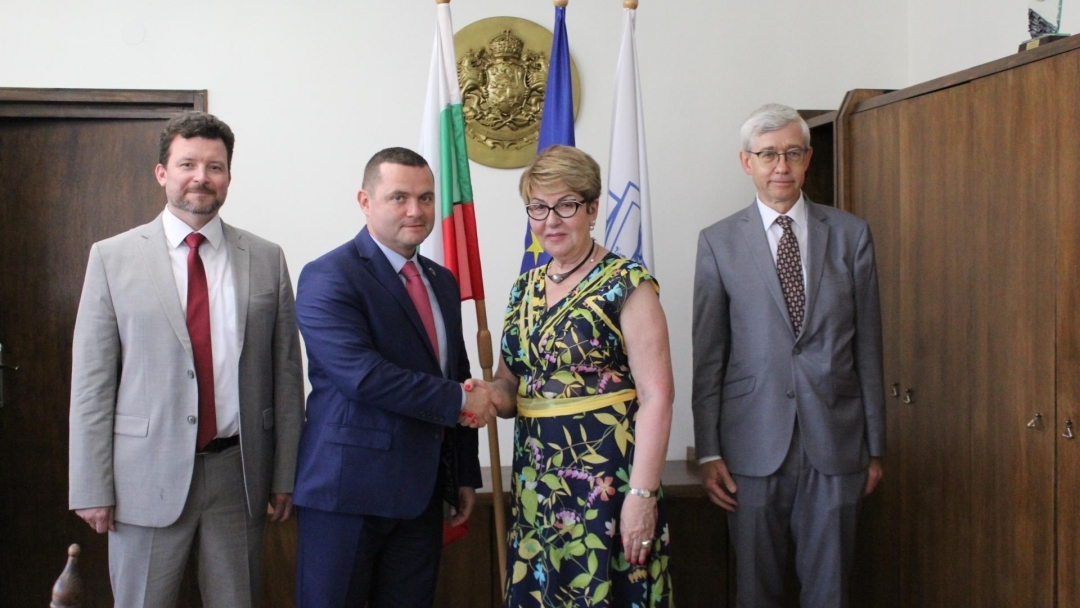  Кметът Пенчо Милков се срещна с посланика на Руската федерация.  Планира се изграждането на кабинет по руски език в Средното училището по европейски езици