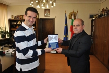 Кметът Пламен Стоилов връчи плакет "Русе" на Светлин Русев