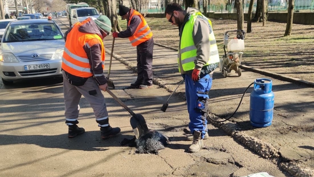 Продължават ремонтните дейности и почистването на улиците в Русе