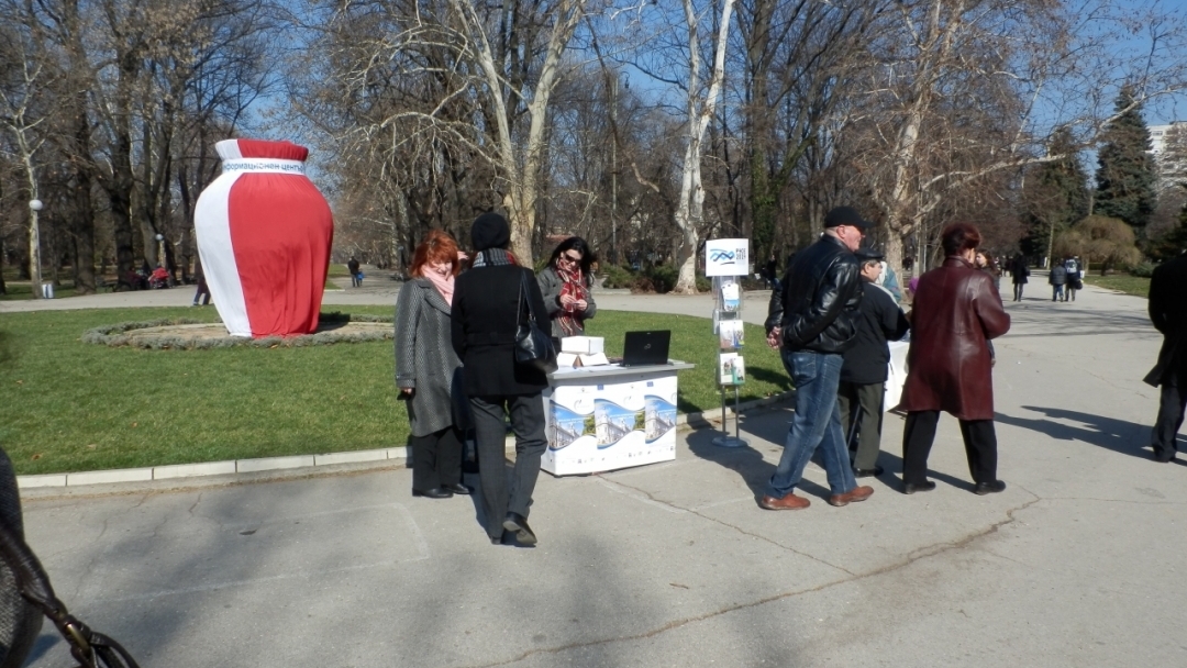 Вазата в Парка на младежта се превърна в гигантска мартеница