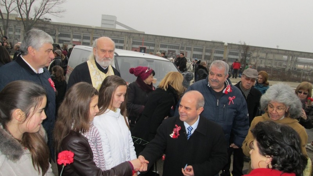 В Русе представиха официално опита за световен рекорд на „Гинес” за най-дълга мартеница