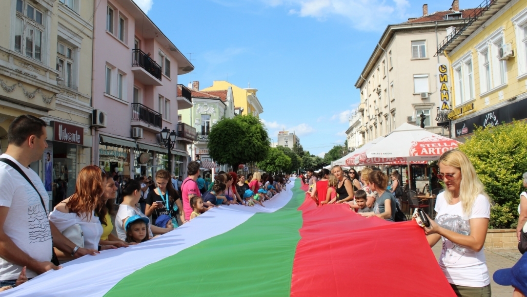 „12 просветлени столетия, 12 века българска книжовна светлина“ – свърза в шествие с 60-метров национален флаг 120 деца, техните родители и учители от 6 детски градини в Русе