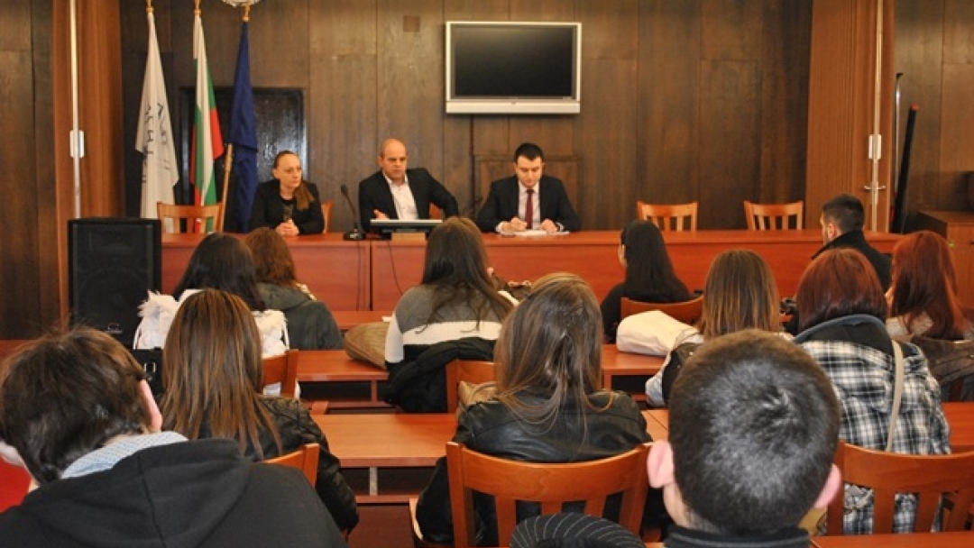 Кметът Пламен Стоилов разговаря с бъдещи юристи